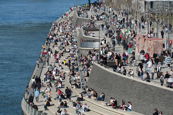 Người dân trên bờ sông ở Cologne vào một ngày nắng ấm - Sputnik Việt Nam
