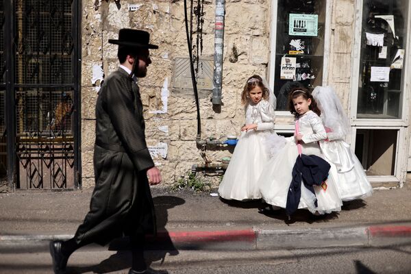 Ba bé gái mặc váy cưới trong ngày lễ Purim của người Do Thái sắp tới ở Jerusalem, Israel - Sputnik Việt Nam