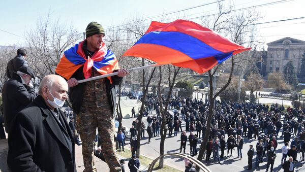 Những người tham gia biểu tình phản đối ở Yerevan. - Sputnik Việt Nam