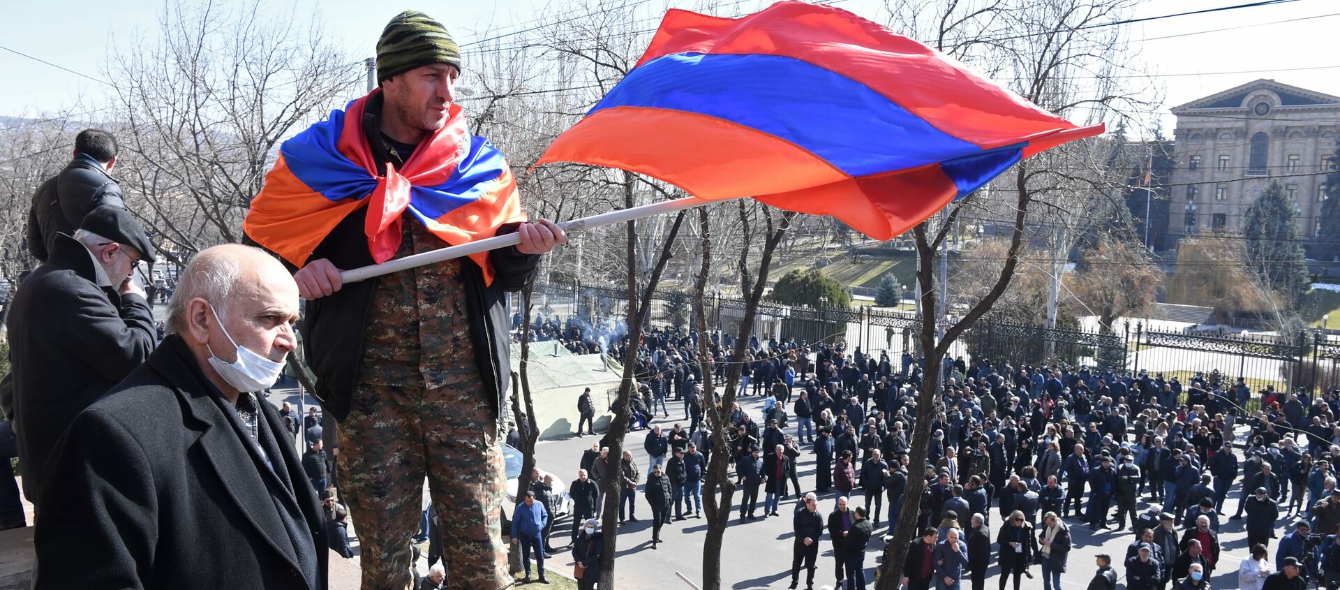 Những người tham gia biểu tình phản đối ở Yerevan. - Sputnik Việt Nam, 1920, 26.02.2021