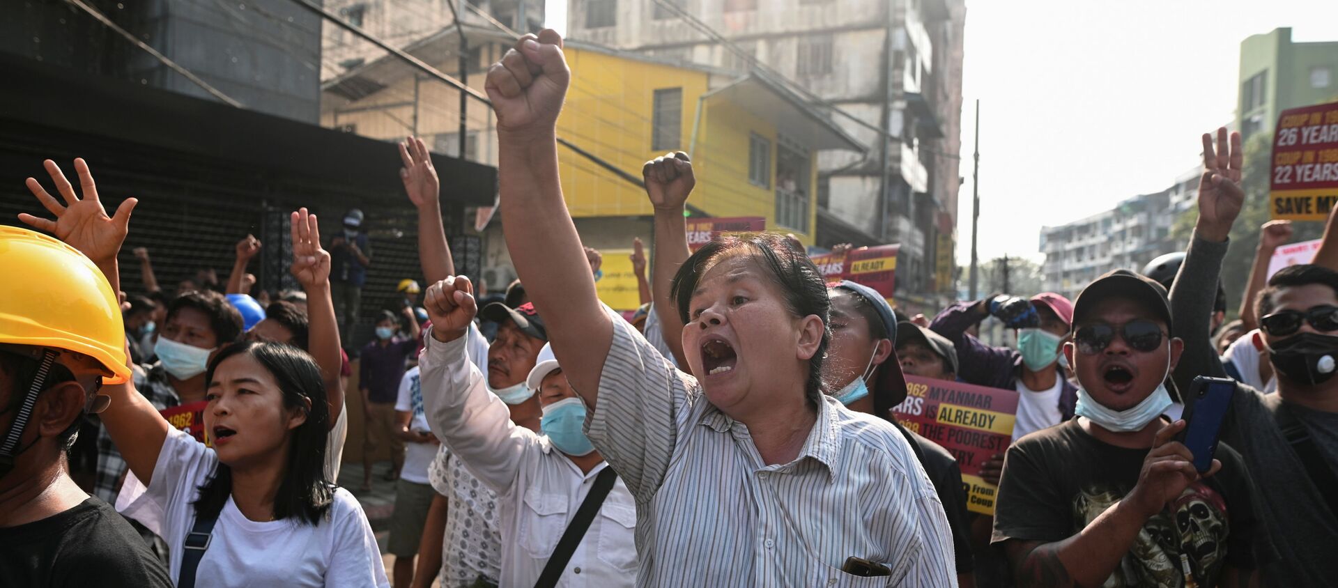 Người biểu tình chống lại cuộc đảo chính quân sự ở Yangon, thành phố lớn nhất Myanmar. - Sputnik Việt Nam, 1920, 04.03.2021