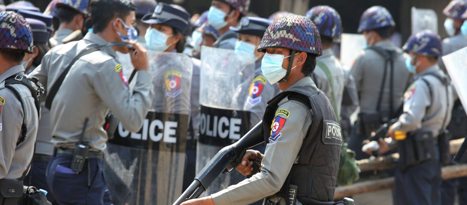 Các cảnh sát trong cuộc biểu tình phản đối đảo chính quân sự ở thủ đô Naypyidaw, Myanmar. - Sputnik Việt Nam, 1920, 26.02.2021