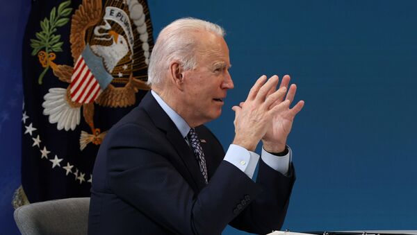 CHÚNG TA. Tổng thống Joe Biden hầu như gửi các nhận xét cho Cuộc họp mùa đông của Hiệp hội Thống đốc Quốc gia từ Thính phòng Tòa án phía Nam tại Nhà Trắng ở Washington, Hoa Kỳ, ngày 25 tháng 2 năm 2021 - Sputnik Việt Nam