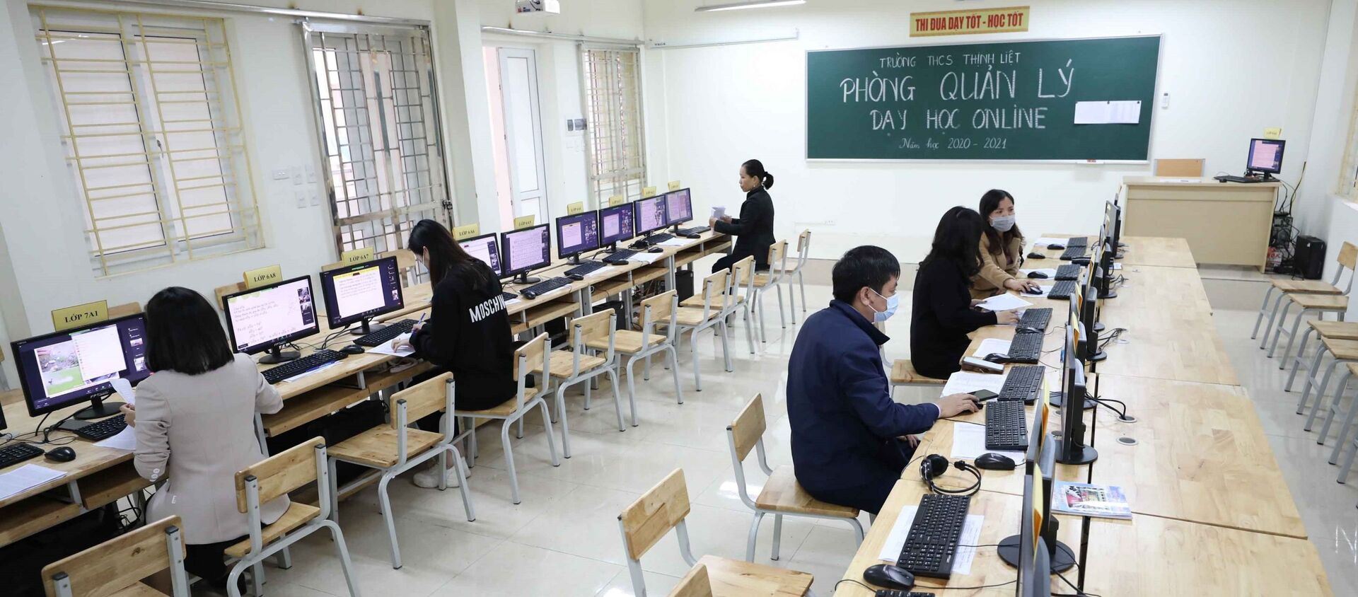 Sáng 27/2, công tác giảng dạy trực tuyến của trường THCS Thịnh Liệt, quận Hoàng Mai vẫn diễn ra hiệu quả theo đúng thời khóa biểu - Sputnik Việt Nam, 1920, 27.02.2021