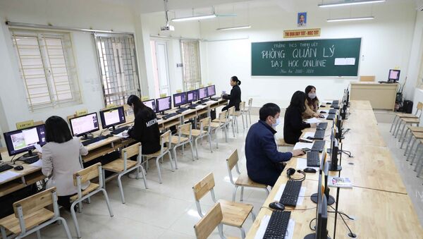 Sáng 27/2, công tác giảng dạy trực tuyến của trường THCS Thịnh Liệt, quận Hoàng Mai vẫn diễn ra hiệu quả theo đúng thời khóa biểu - Sputnik Việt Nam