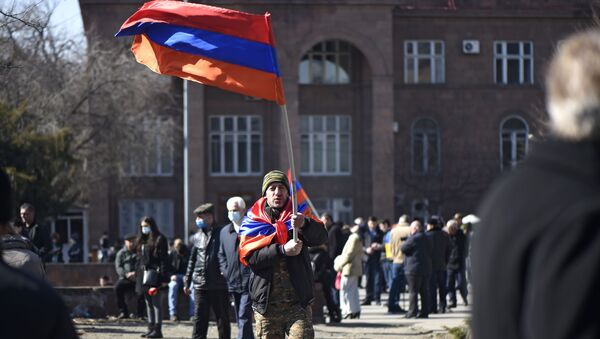 Một người đàn ông cầm cờ trong cuộc biểu tình của phe đối lập trên Đại lộ Baghramyan ở Yerevan, Armenia - Sputnik Việt Nam
