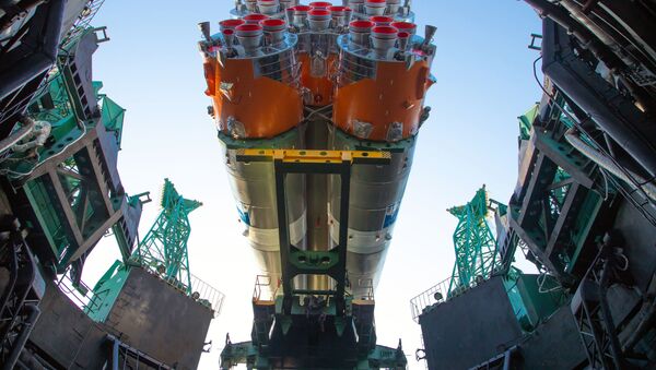 Di chuyển đến bãi phóng và chuẩn bị cho việc phóng tên lửa tàu sân bay Soyuz-2.1b với tầng trên Fregat và tàu vũ trụ Arktika-M đầu tiên - Sputnik Việt Nam