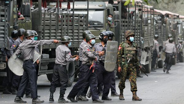 Cảnh sát và binh lính được nhìn thấy trong một cuộc biểu tình chống lại cuộc đảo chính quân sự, ở Mandalay, Myanmar, ngày 20 tháng 2 năm 2021 - Sputnik Việt Nam