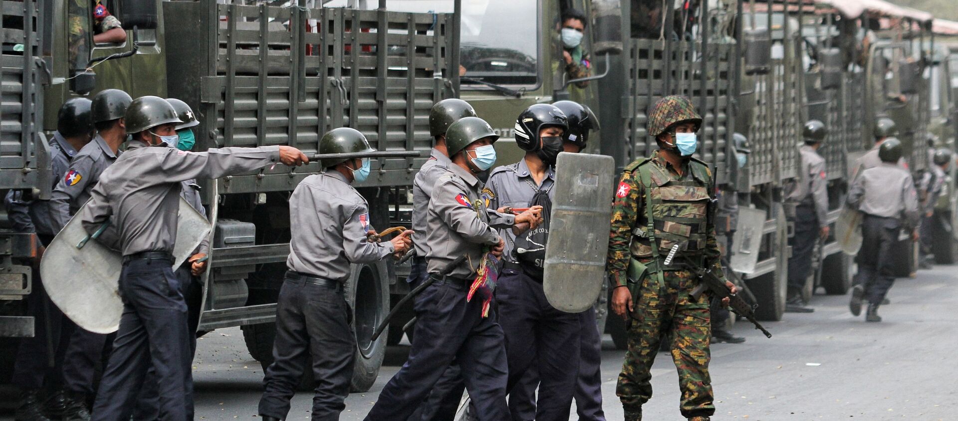 Cảnh sát và binh lính được nhìn thấy trong một cuộc biểu tình chống lại cuộc đảo chính quân sự, ở Mandalay, Myanmar, ngày 20 tháng 2 năm 2021 - Sputnik Việt Nam, 1920, 19.03.2021