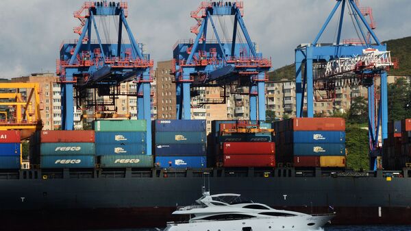 Tàu container tại bến của Cảng Thương mại Vladivostok - Sputnik Việt Nam