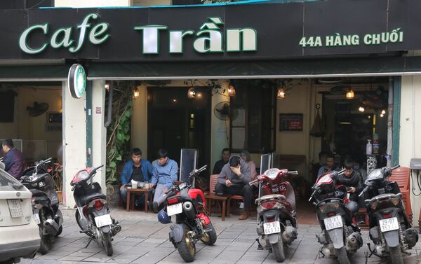 Các quán cà phê tuân thủ quy định cho khách ngồi trong nhà, giãn cách và có tấm chắn trong ngày 02/03. - Sputnik Việt Nam
