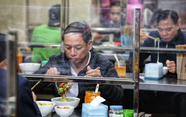 Các cửa hàng ăn uống lắp vách ngăn đảm bảo an toàn phòng chống dịch tạo được cảm giác an tâm cho khách hàng - Sputnik Việt Nam