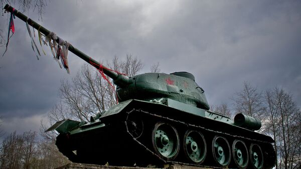 Xe tăng T-34, được lắp đặt giữa Narva và Narva-Jõesuu - Sputnik Việt Nam