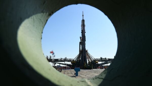 Lắp đặt phương tiện phóng Soyuz-FG với tàu vũ trụ có người lái Soyuz MS-15 tại bệ phóng của sân bay vũ trụ Baikonur - Sputnik Việt Nam