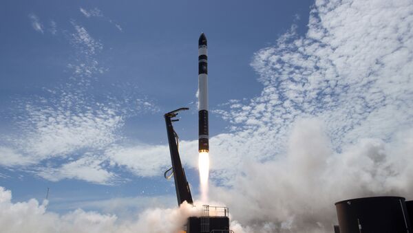 Trong bức ảnh do Rocket Lab cung cấp, tên lửa Electron chỉ mang trọng tải nhỏ khoảng 150 kg (331 pound), cất cánh từ Bán đảo Mahia trên bờ biển phía đông Quần đảo Bắc của New Zealand - Sputnik Việt Nam