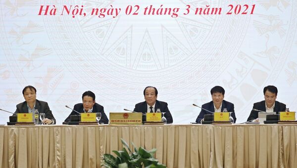Bộ trưởng, Chủ nhiệm, Người Phát ngôn Chính phủ Mai Tiến Dũng (ngồi giữa) chủ trì Họp báo Chính phủ thường kỳ tháng 2 năm 2021. - Sputnik Việt Nam
