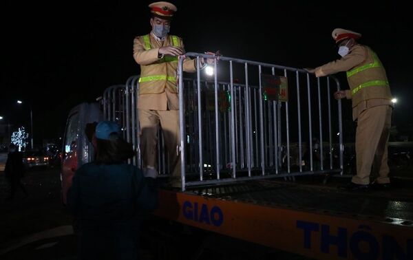 Lực lượng chức năng tháo gỡ rào chắn tại vị trí chốt kiểm soát dịch COVID-19 ở quảng trường Sao Đỏ. - Sputnik Việt Nam