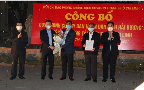 Lãnh đạo tỉnh Hải Dương trao quyết định của Ủy ban Nhân dân tỉnh về gỡ bỏ phong tỏa thành phố Chí Linh. - Sputnik Việt Nam