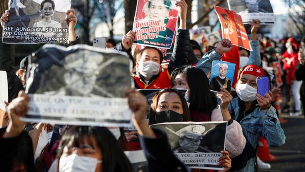 Những người biểu tình giương biểu ngữ phản đối đảo chính quân sự ở Myanmar. - Sputnik Việt Nam