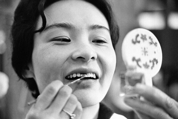 Cô gái Nhật Bản nhuộm răng đen - Sputnik Việt Nam