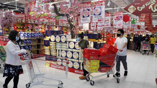Người dân mua sắm tại siêu thị Big C Thăng Long, Hà Nội - Sputnik Việt Nam