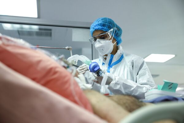 Nữ y tá tại phòng chăm sóc đặc biệt của bệnh viện Athens, Hy Lạp - Sputnik Việt Nam
