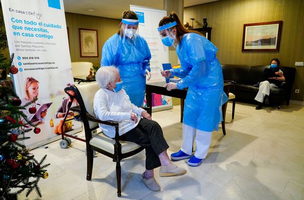 Các nữ nhân viên viện dưỡng lão với bệnh nhân trước khi tiêm chủng ở Madrid, Tây Ban Nha - Sputnik Việt Nam