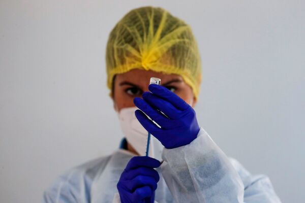 Nữ nhân viên chăm sóc sức khỏe chuẩn bị liều vắc xin Pfizer-BioNTech trong đợt tiêm chủng hàng loạt ở Ronda, Tây Ban Nha - Sputnik Việt Nam