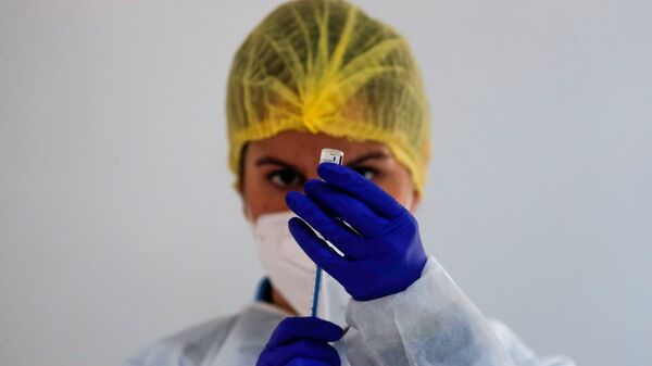 Nữ nhân viên chăm sóc sức khỏe chuẩn bị liều vắc xin Pfizer-BioNTech trong đợt tiêm chủng hàng loạt ở Ronda, Tây Ban Nha - Sputnik Việt Nam