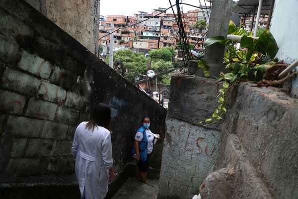 Nữ nhân viên y tế tiêm vắc xin chống coronavirus ở khu ổ chuột ở Rio de Janeiro, Brazil - Sputnik Việt Nam