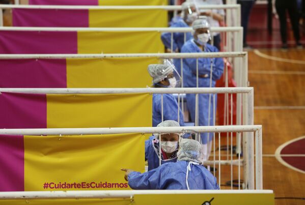 Các nữ nhân viên y tế trong khi tiêm vắc xin Sputnik V của Nga tại sân vận động River Plate ở Buenos Aires, Argentina - Sputnik Việt Nam