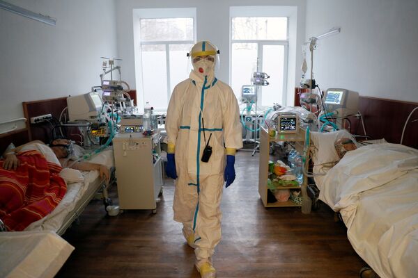 Nữ bác sĩ trong phòng bệnh ở Kiev, Ukraina - Sputnik Việt Nam