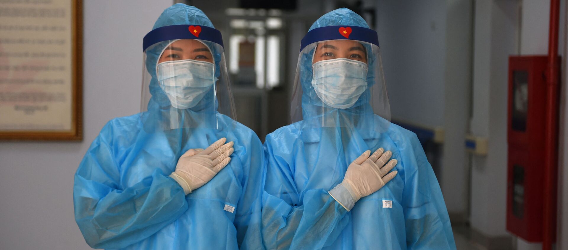 Các nữ nhân viên y tế mặc quần áo bảo hộ tại trung tâm xét nghiệm coronavirus dã chiến ở Hà Nội, Việt Nam - Sputnik Việt Nam, 1920, 08.03.2021