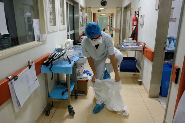 Nữ y tá trước khi đến thăm khu bệnh nhân coronavirus tại bệnh viện ở Lisbon, Bồ Đào Nha - Sputnik Việt Nam