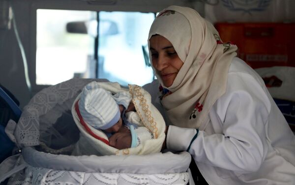 Nữ y tá với cặp song sinh trong xe cấp cứu tại sân bay Sana'a, Yemen - Sputnik Việt Nam