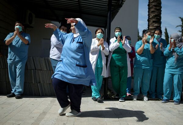 Nhân viên bệnh viện Lebanon nhảy múa theo tiết mục của ban nhạc giải trí dành cho bệnh nhân lớn tuổi - Sputnik Việt Nam