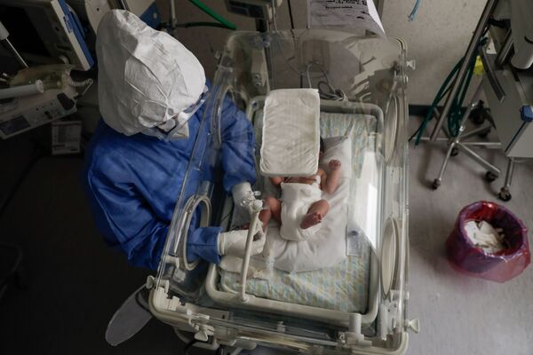 Nữ y tá với trẻ sơ sinh nhiễm coronavirus tại bệnh viện phụ sản ở Toluca, Mexico - Sputnik Việt Nam