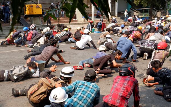 Người biểu tình nằm trên mặt đất vì cảnh sát nổ súng trong cuộc biểu tình ở Mandalay, Myanmar. - Sputnik Việt Nam