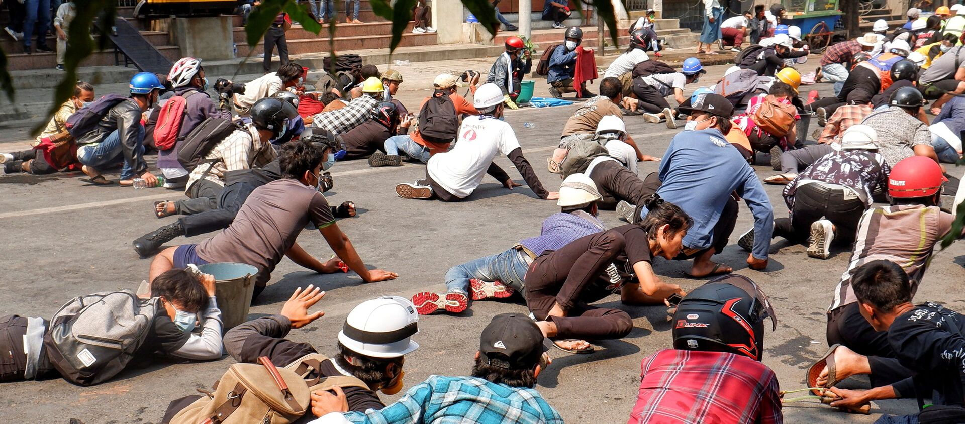Người biểu tình nằm trên mặt đất vì cảnh sát nổ súng trong cuộc biểu tình ở Mandalay, Myanmar. - Sputnik Việt Nam, 1920, 03.03.2021