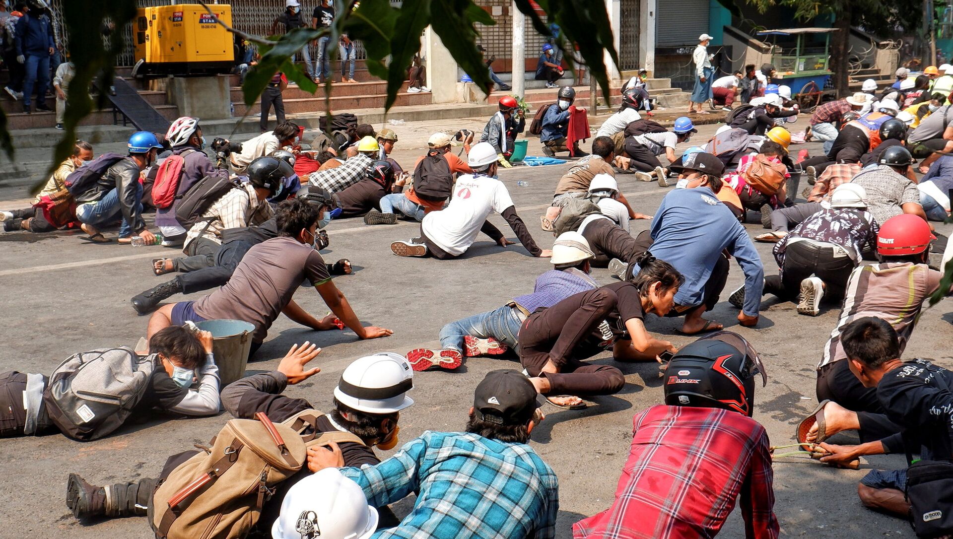 Người biểu tình nằm trên mặt đất vì cảnh sát nổ súng trong cuộc biểu tình ở Mandalay, Myanmar. - Sputnik Việt Nam, 1920, 01.04.2021
