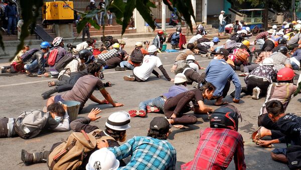 Người biểu tình nằm trên mặt đất vì cảnh sát nổ súng trong cuộc biểu tình ở Mandalay, Myanmar. - Sputnik Việt Nam