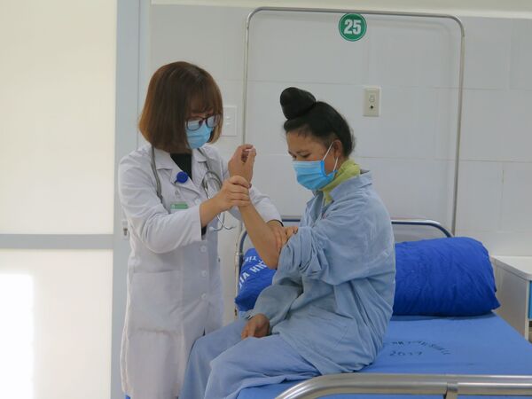 Bác sĩ tại Khoa nội I, Bệnh viện Đa khoa tỉnh Sơn La thăm khám cho bệnh nhân - Sputnik Việt Nam
