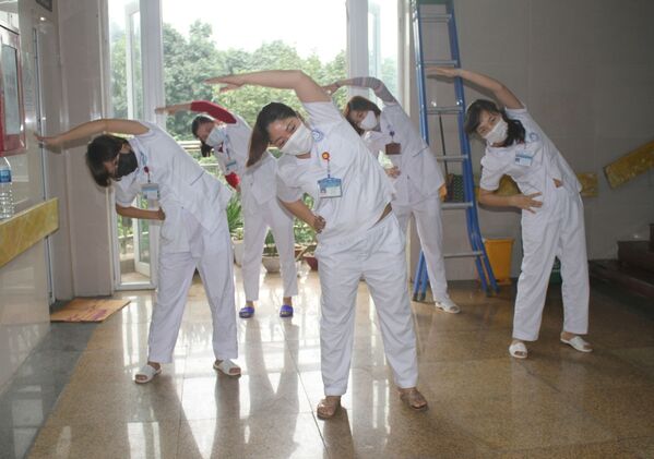 Các cán bộ, nhân viên y tế Khu cách ly đặc biệt thuộc Khoa Truyền nhiễm, Bệnh viện Đa khoa tỉnh Ninh Bình luyện tập thể dục vào giờ nghỉ - Sputnik Việt Nam