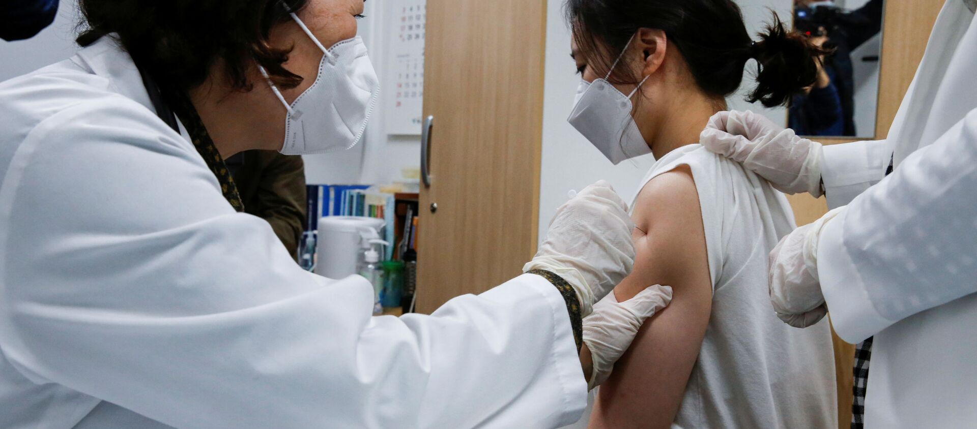 Nhân viên viện dưỡng lão được tiêm vắc xin AstraZeneca ở Seoul, Hàn Quốc. - Sputnik Việt Nam, 1920, 31.05.2021