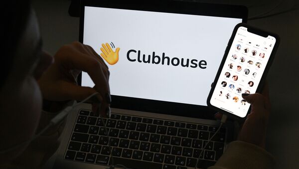 Ứng dụng Clubhouse trên màn hình điện thoại thông minh dựa trên nền của màn hình máy tính xách tay. - Sputnik Việt Nam