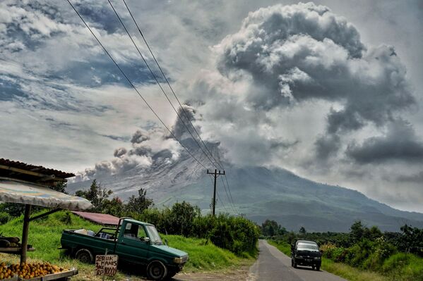 Núi lửa Sinabung ở Indonesia phun trào - Sputnik Việt Nam