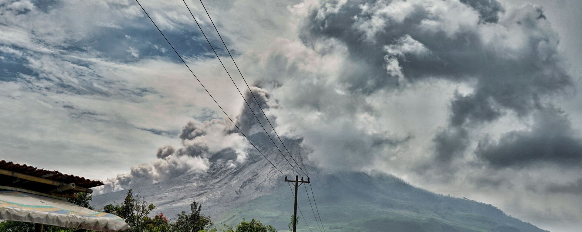 Núi lửa Sinabung ở Indonesia phun trào - Sputnik Việt Nam, 1920, 18.04.2024