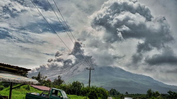 Núi lửa Sinabung ở Indonesia phun trào - Sputnik Việt Nam
