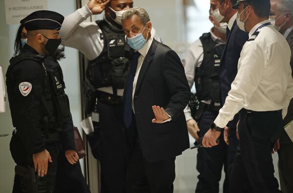 Cựu Tổng thống Pháp Nicolas Sarkozy đến tòa án ở Paris - Sputnik Việt Nam