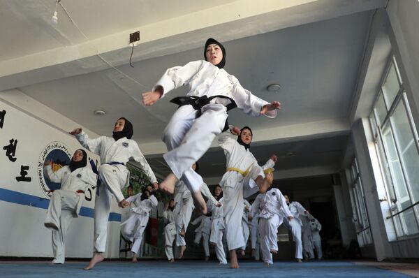 Các cô gái Afghanistan luyện tập taekwondo - Sputnik Việt Nam